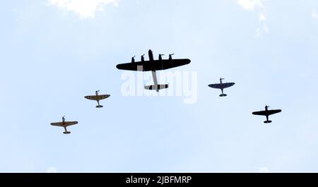 Un Lancaster, volant en formation avec deux Spitfires et deux ouragans du vol commémoratif de la bataille de Grande-Bretagne, les 6th éléments du survol-passé pour célébrer le Jubilé de platine de sa Majesté la Reine 2022 Banque D'Images