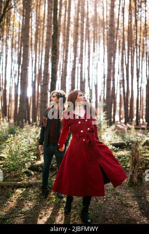 Jeune couple debout tenant les mains et regardant la forêt d'automne dans le parc national du canada Banque D'Images