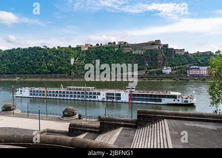 Koblenz, Rhénanie-Palatinat, Allemagne - 20 mai 2022 : forteresse Ehrenbreitstein et Rhin à Deutsches Eck à Koblenz. Banque D'Images