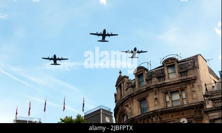 Une formation de trois avions Hercules C-130J survole Trafalgar Square, les 8th éléments du survol pour célébrer le Jubilé de platine de sa Majesté la Reine en 2022 Banque D'Images