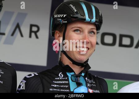 Colchester, Royaume-Uni. 06th juin 2022. La première étape du Women's Tour commence depuis le parc sportif de Northern Gateway à Colchester, et se termine plus tard aujourd'hui à Bury St. Edmunds. Lorena Wiebes de Team DSM, après avoir remporté les trois étapes de la RideLondon Classique. Crédit : Eastern Views/Alamy Live News Banque D'Images