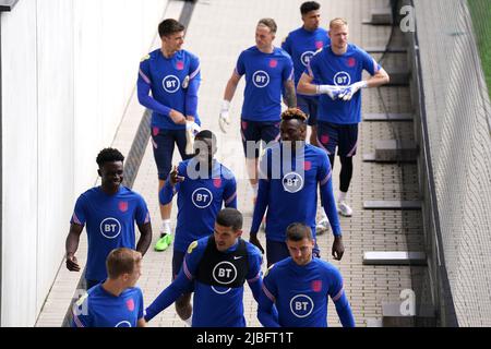 Bukayo Saka (à gauche), Fikayo Tomori et Tammy Abraham (à droite) pendant une séance de formation au campus du FC Bayern, à Munich. Date de la photo: Lundi 6 juin 2022. Banque D'Images