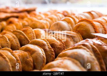 des empanadas fraîchement cuites avec différentes garnitures à vendre Banque D'Images