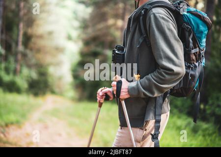 Image de l'homme aime la randonnée dans la nature. Banque D'Images