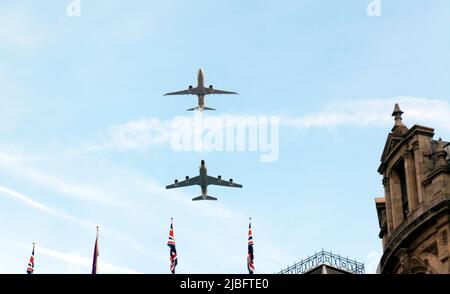 Un Poséidon MRA1 et un avion Rivet joint survole Trafalgar Square, comme les 11th et 12th éléments du survol-passé pour célébrer sa Majesté la Reine du Jubilé de platine 2022 Banque D'Images