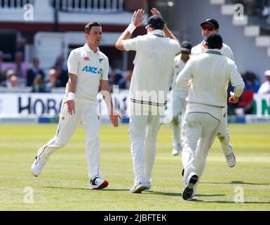 LONDRES ANGLETERRE - JUIN 04 : Trent Boult, de Nouvelle-Zélande, célèbre le cricket de l'Angleterre Ollie Pope (Surrey) lors du TEST D'ASSURANCE SÉRIE 1st Test, D Banque D'Images