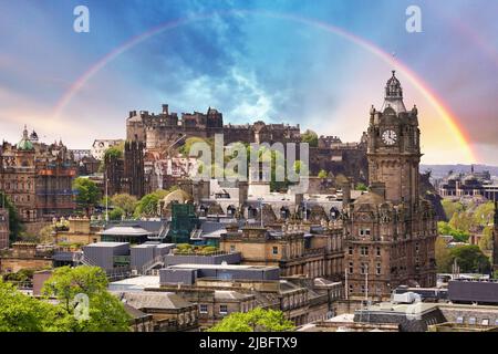 Arc-en-ciel sur le château d'Édimbourg, vue depuis la colline de Calton, en Écosse Banque D'Images