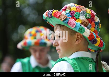 Hergisdorf, Allemagne. 06th juin 2022. Des chapeaux de paille colorés sont portés par les papillotes au festival Dirty Pig de 2022 à Hergisdorf sur le site du festival sur le Wildbahn. À la fête de la forêt, le véritable festival de cochons sales, l'hiver est symboliquement chassé. Pour cela, les hommes sautent dans un trou de boue. Credit: Matthias Bein/dpa/Alay Live News Banque D'Images