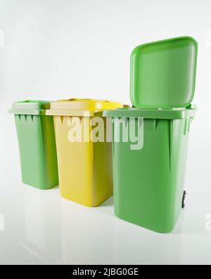 Poubelles avec couvercle ouvert sur fond blanc isolé, illustration du rendu 3D. Tri des déchets ou de la litière, concept de recyclage, espace de copie propre et propre Banque D'Images