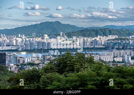 Vue aérienne du centre-ville de Séoul depuis la colline de Namsan, en Corée du Sud, sur 6 juin 2022 Banque D'Images