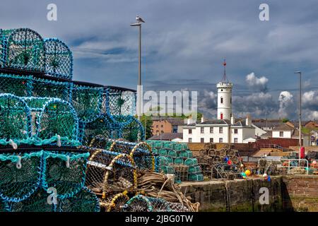 ARBROATH ANGUS SCOTLAND LA CORDE DE CRABES DE LA PAROI EXTÉRIEURE DU PORT ET LA TOUR DE SIGNALISATION Banque D'Images