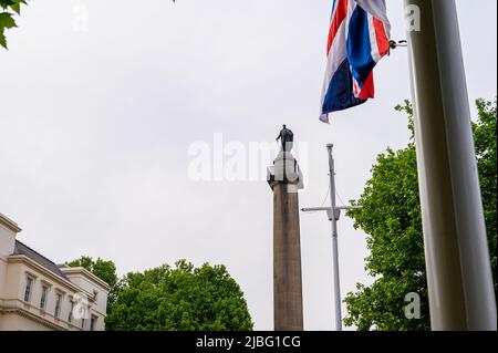 LONDRES - 18 mai 2022 : monument du duc de York et drapeau de l'Union Jack sur le centre commercial Banque D'Images