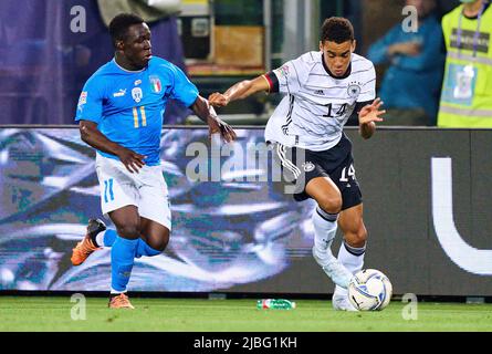 Jamal Musiala, DFB 14 concurrence pour le ballon, s'attaquer, duel, header, zweikampf, Action, lutte contre Degnand Wilfried Gnonto, ITA 11 dans la Ligue des Nations de l'UEFA 2022 Match ITALIE - ALLEMAGNE 1-1 dans la saison 2022/2023 le 04 juin 2022 à Bologne, Italie. © Peter Schatz / Alamy Live News Banque D'Images