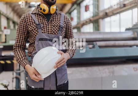 Milieu de travail de l'industrie lourde avec casque de sécurité et casque de sécurité dans l'usine industrielle Banque D'Images