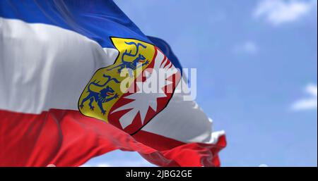 Le drapeau du Schleswig-Holstein agitant dans le vent par temps clair. Le Schleswig-Holstein est un état allemand (Land) situé dans le nord de l'Allemagne Banque D'Images