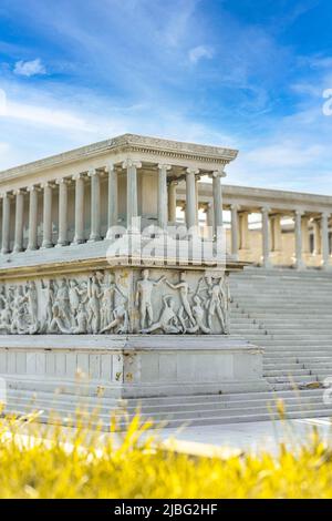 Vue détaillée de l'autel de Zeus à Pergame. Parc Miniaturk à Istanbul, Turquie. Banque D'Images