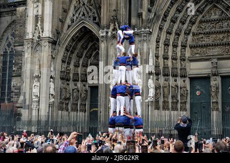 Cologne, Allemagne. 06th juin 2022. Près de 180 membres de l'association des Castellers de la Vila de Gracia de Barcelone construisent une tour humaine catalane en face de la cathédrale de Cologne. Les Castells (tours humaines) sont un patrimoine culturel de l'humanité de l'UNESCO. Credit: Henning Kaiser/dpa/Alay Live News Banque D'Images