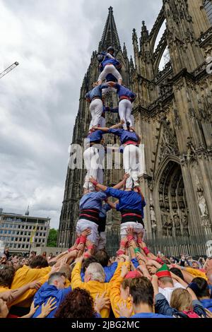 Cologne, Allemagne. 06th juin 2022. Près de 180 membres de l'association des Castellers de la Vila de Gracia de Barcelone construisent une tour humaine catalane en face de la cathédrale de Cologne. Les Castells (tours humaines) sont un patrimoine culturel de l'humanité de l'UNESCO. Credit: Henning Kaiser/dpa/Alay Live News Banque D'Images