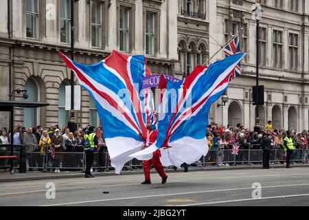 Londres, Royaume-Uni. 5th juin 2022. Un homme portant de grandes ailes bleues, rouges et blanches mène la procession du couronnement dans le cadre de la forte édition du Jubilé de platine de 7 mille personnes qui s'est tenue dans le centre de Londres pour marquer les 70 ans de sa Majesté sur le trône. La parade colorée a fait son chemin le long de Whitehall, le Mall et passé Buckingham Palace et a été décrit par beaucoup comme un événement unique dans une vie. Credit: Kiki Streitberger / Alamy Live News Banque D'Images