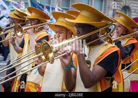 Londres, Royaume-Uni. 5th juin 2022. Un Jubilé de platine fort de 7 mille personnes a eu lieu dans le centre de Londres pour marquer les 70 ans de sa Majesté sur le trône. La parade colorée a fait son chemin le long de Whitehall, le Mall et passé Buckingham Palace et a été décrit par beaucoup comme un événement unique dans une vie. Credit: Kiki Streitberger / Alamy Live News Banque D'Images