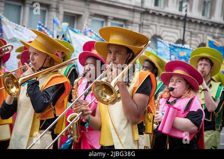 Londres, Royaume-Uni. 5th juin 2022. Un Jubilé de platine fort de 7 mille personnes a eu lieu dans le centre de Londres pour marquer les 70 ans de sa Majesté sur le trône. La parade colorée a fait son chemin le long de Whitehall, le Mall et passé Buckingham Palace et a été décrit par beaucoup comme un événement unique dans une vie. Credit: Kiki Streitberger / Alamy Live News Banque D'Images