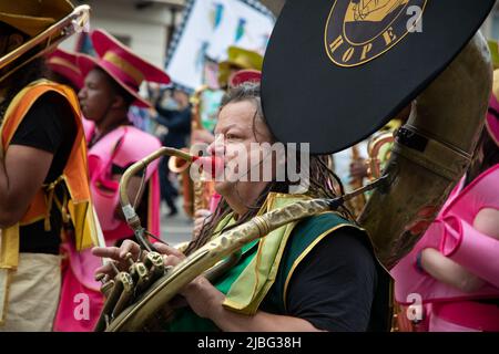 Londres, Royaume-Uni. 5th juin 2022. Un Jubilé de platine fort de 7 mille personnes a eu lieu dans le centre de Londres pour marquer les 70 ans de sa Majesté sur le trône. La parade colorée a fait son chemin le long de Whitehall, le Mall et passé Buckingham Palace et a été décrit par beaucoup comme un événement unique dans une vie. Credit: Kiki Streitberger / Alamy Live News Banque D'Images