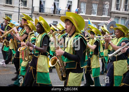 Londres, Royaume-Uni. 5th juin 2022. Un Jubilé de platine fort de 7 mille personnes a eu lieu dans le centre de Londres pour marquer les 70 ans de sa Majesté sur le trône. La parade colorée a fait son chemin le long de Whitehall, le Mall et passé Buckingham Palace et a été décrit par beaucoup comme un événement unique dans une vie. Credit: Kiki Streitberger / Alamy Live News Banque D'Images