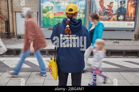 Hambourg, Allemagne. 06th juin 2022. Un employé de Deutsche Bahn est debout sur la plate-forme 13 et porte une veste avec l'inscription « Je suis heureux de vous aider - votre main forte » (effet d'essuyage dû à une longue exposition). Les soi-disant chauffeurs de passagers de l'équipe de service aident les voyageurs à trouver le bon train et à charger les bagages, les voitures d'enfants et les vélos. Credit: Georg Wendt/dpa/Alay Live News Banque D'Images