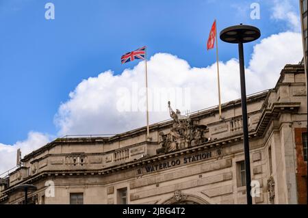 LONDRES - 18 mai 2022 : les drapeaux Union Jack et British Rail survolent l'entrée principale de la gare de Waterloo Banque D'Images