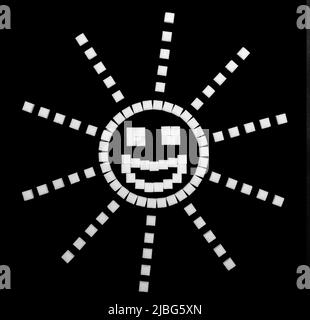 Émotiji riant brillant fait de morceaux de sucre en morceaux dans le dos noir Banque D'Images