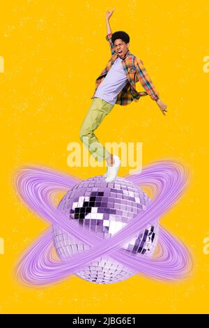 Image de collage composite vertical de jeune personne surjoyée stand grande planète de boule disco isolée sur fond jaune Banque D'Images