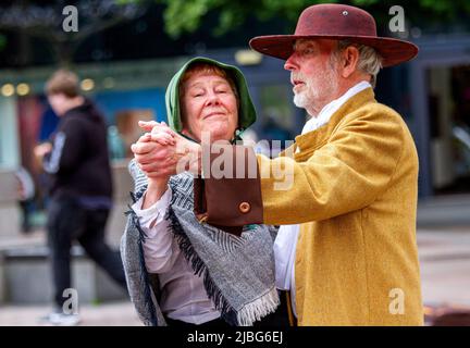 Dundee, Tayside, Écosse, Royaume-Uni. 6th juin 2022. Météo au Royaume-Uni : un jour de juin chaud et ensoleillé avec une brise légère et fraîche et des sommets de 16°C. Lors d'une journée chaude dans le centre-ville de Dundee, Pamela et Norman Alm, d'Amérique, sont vêtus de costumes Quaker nord-américains datant du 17th siècle. Profitez d'une journée de danse avec la musique live du musicien local de Glam Rock. Crédit : Dundee Photographics/Alamy Live News Banque D'Images