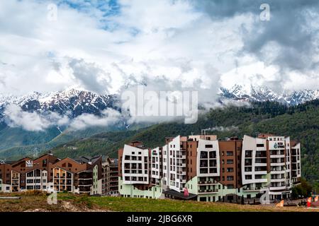 Sotchi, Russie - 6 mai 2022: Rosa Khutor Alpine Resort. Hôtels de ski et autres installations. Krasnaya Polyana, région de Krasnodar, Sotchi, Russie Banque D'Images