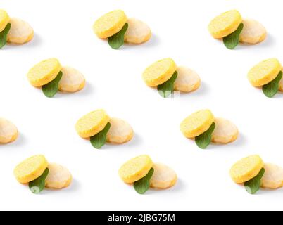 Polenta frite sous forme de crêpes sur fond blanc avec fromage et épinards Banque D'Images