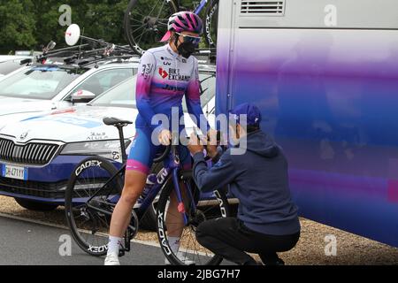 Colchester, Royaume-Uni. 06th juin 2022. La première étape du Women's Tour commence depuis le parc sportif de Northern Gateway à Colchester, et se termine plus tard aujourd'hui à Bury St. Edmunds. Kristen Faulkner de l'équipe BikeExchange-Jayco ayant obtenu quelques ajustements de dernière minute à sa moto avant la course. Crédit : Eastern Views/Alamy Live News Banque D'Images