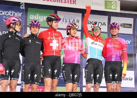 Colchester, Royaume-Uni. 06th juin 2022. La première étape du Women's Tour commence depuis le parc sportif de Northern Gateway à Colchester, et se termine plus tard aujourd'hui à Bury St. Edmunds. Team SD Worx, actuellement la première équipe féminine, est présentée à la foule avant la course. Elena Cecchini, Ashleigh Moolman-Pasio, championne nationale suisse Marlen Reusser, Roxane Fournier, championne nationale luxembourgeoise Christine Majerus et Chantal Blaak. Crédit : Eastern Views/Alamy Live News Banque D'Images