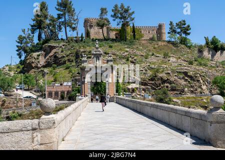 Château de San Servando au-dessus du pont romain Puente de Alcántara au-dessus de la rivière Tage à Tolède centre de l'Espagne. Banque D'Images