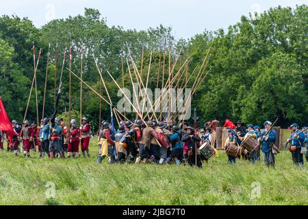 The Sealed Knot exécutant une reconstitution de la guerre civile anglaise du siège de la Maison de base pour le Jubilé de platine de la Reine, juin 2022, Hampshire, Royaume-Uni Banque D'Images