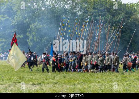 The Sealed Knot exécutant une reconstitution de la guerre civile anglaise du siège de la Maison de base pour le Jubilé de platine de la Reine, juin 2022, Hampshire, Royaume-Uni Banque D'Images