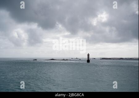 Phare de Kereon ou phare de Kereon dans les îles Ouessant au large de la côte bretonne, France Banque D'Images