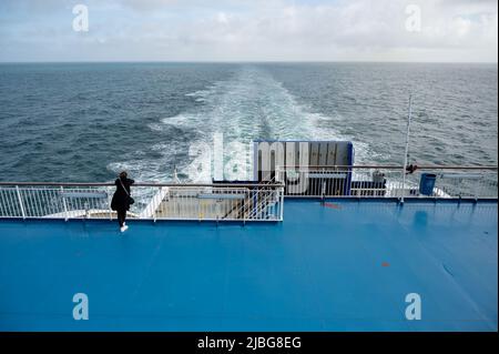 Une vue de l'arrière ou de la poupe du navire Brittany Ferries Galice en route du Royaume-Uni à l'Espagne dans l'océan Atlantique montrant le sillage du bateau. Banque D'Images