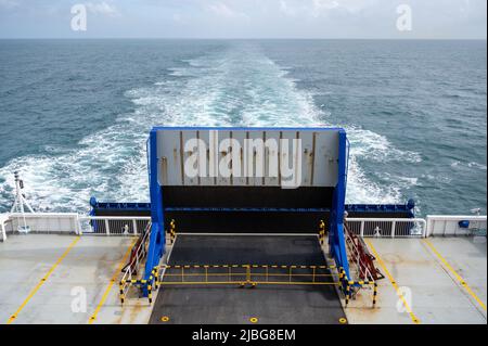 Une vue de l'arrière ou de la poupe du navire Brittany Ferries Galice en route du Royaume-Uni à l'Espagne dans l'océan Atlantique montrant le sillage du bateau. Banque D'Images