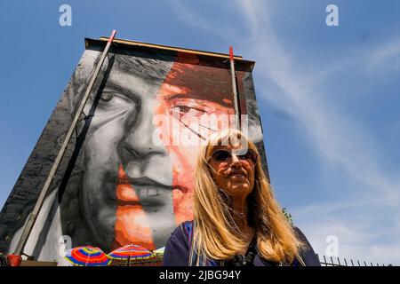 Jorit, artiste napolitain, a créé une murale au visage de Fabrizio de Andr. L'œuvre est située dans le quartier de Scampia, lors de la présentation du chanteur Dori Ghezzi, veuve de Andr et président de la fondation Fabbrizio de Andre Banque D'Images