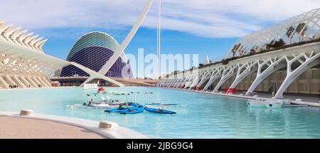 VALENCE, ESPAGNE - 15 FÉVRIER 2022 : la Cité des Arts - Musée des Sciences, Agora et Assut de l'Or conçu par l'architecte valencien Santiago Calatrava. Banque D'Images