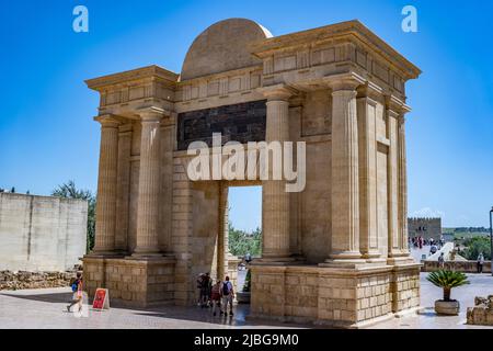 La Puerta del Puente (en espagnol, porte du pont) est une porte de la Renaissance à Cordoue, en Espagne, reliant la ville au pont romain et à la via Augusta. Banque D'Images