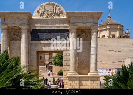 La Puerta del Puente (en espagnol, porte du pont) est une porte de la Renaissance à Cordoue, en Espagne, reliant la ville au pont romain et à la via Augusta. Banque D'Images