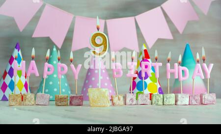 Joyeux anniversaire dans des couleurs pastel roses pour une fille ou une femme. Carte de voeux pour joyeux anniversaire. Banque D'Images