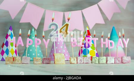 Joyeux anniversaire dans des couleurs pastel roses pour une fille ou une femme. Carte de voeux pour joyeux anniversaire. Banque D'Images