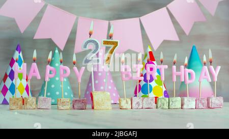 Joyeux anniversaire dans des couleurs pastel roses pour une fille ou une femme. Carte de voeux pour joyeux anniversaire. Banque D'Images