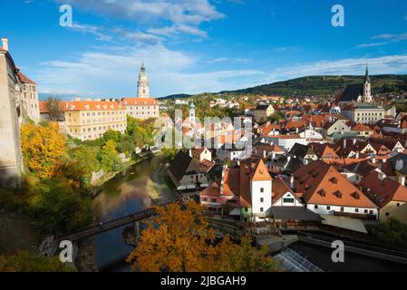 Cesky Krumlov - ville ancienne et rivière en automne, République tchèque Banque D'Images